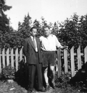 Vidar Sandbeck hjemme i hagen hos Alf Prøysen i Nittedal.